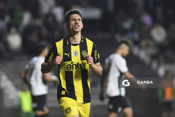 Maximiliano Silvera, de Peñarol. Torneo Clausura. Estadio Parque Alfredo V. Viera.
