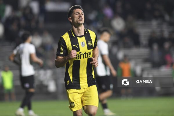 Maximiliano Silvera, de Peñarol. Torneo Clausura. Estadio Parque Alfredo V. Viera.
