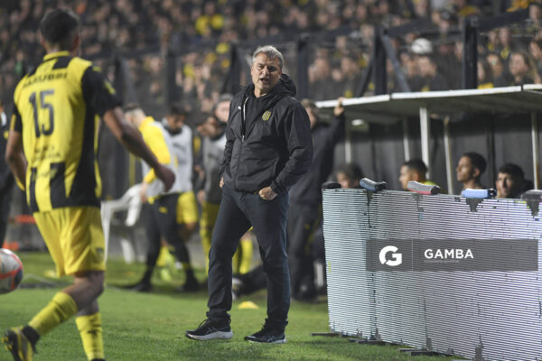 Diego Aguirre, director técnico de Peñarol. Torneo Clausura. Estadio Parque Alfredo V. Viera.