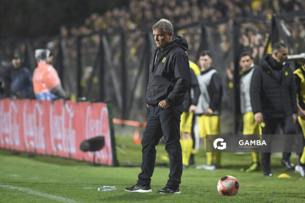 Diego Aguirre, director técnico de Peñarol. Torneo Clausura. Estadio Parque Alfredo V. Viera.