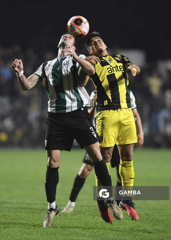 Gastón Bueno, de Racing. Matías Arezo, de Peñarol. Torneo Clausura. Estadio Parque Alfredo V. Viera.