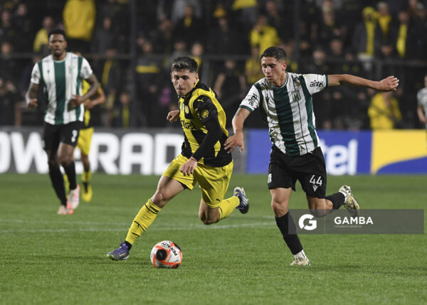 Ignacio Sosa, de Peñarol. David Alfaro, de Racing. Torneo Clausura. Estadio Parque Alfredo V. Viera.