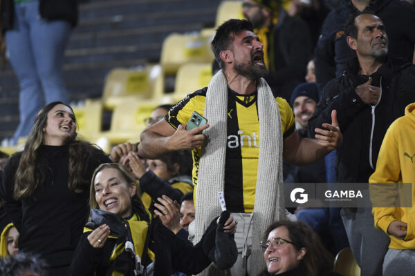 Hinchas de Peñarol. Copa Conmebol Libertadores. Estadio Campeón del Siglo.
