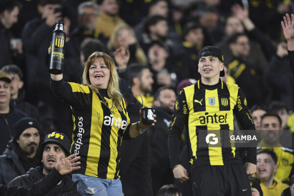 Hinchas de Peñarol. Copa Conmebol Libertadores. Estadio Campeón del Siglo.