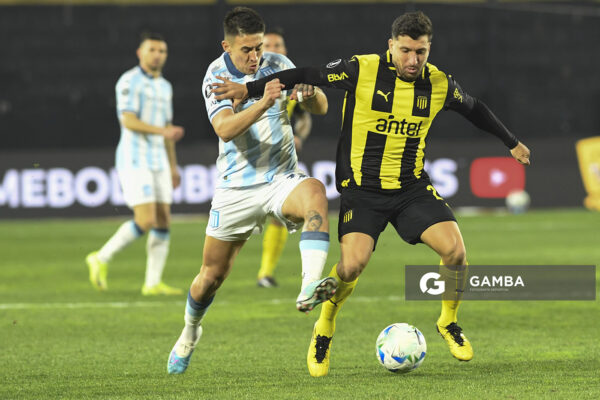 Eric Remedi, de Peñarol. Copa Conmebol Libertadores. Estadio Campeón del Siglo.