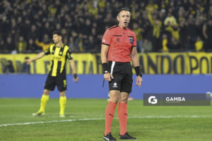 Raphael Claus, árbitro central. Copa Conmebol Libertadores. Estadio Campeón del Siglo.