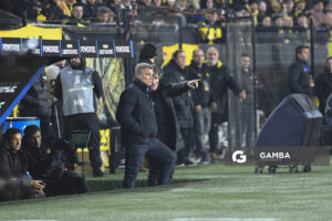 Diego Aguirre, director técnico de Peñarol. Juan Verzeri, entrenador asistente de Peñarol. Copa Conmebol Libertadores. Estadio Campeón del Siglo.