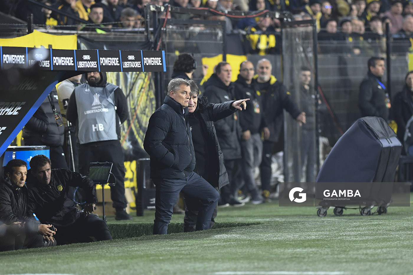 Diego Aguirre, director técnico de Peñarol. Juan Verzeri, entrenador asistente de Peñarol. Copa Conmebol Libertadores. Estadio Campeón del Siglo.