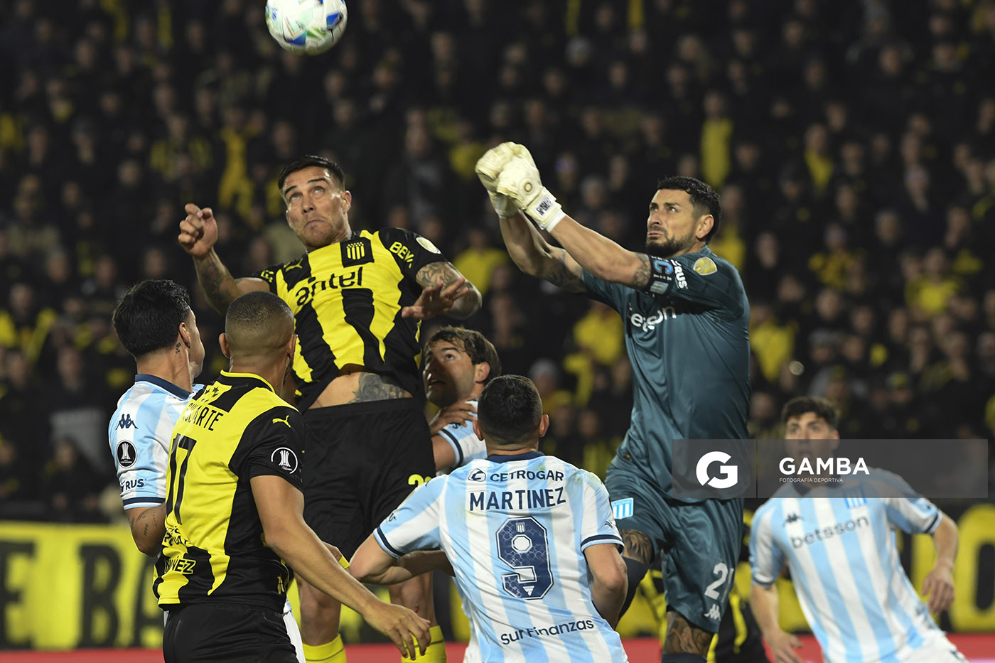 Javier Méndez, de Peñarol. Copa Conmebol Libertadores. Estadio Campeón del Siglo.