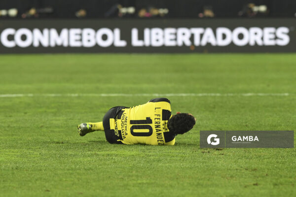 Leonardo Fernández, de Peñarol. Copa Conmebol Libertadores. Estadio Campeón del Siglo.
