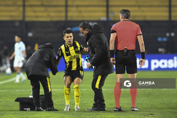 Leonardo Fernández, de Peñarol. Copa Conmebol Libertadores. Estadio Campeón del Siglo.