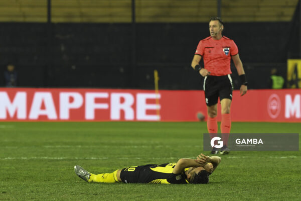 Leonardo Fernández, de Peñarol. Copa Conmebol Libertadores. Estadio Campeón del Siglo.