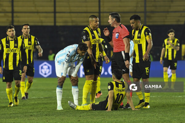 Leonardo Fernández, de Peñarol. Copa Conmebol Libertadores. Estadio Campeón del Siglo.
