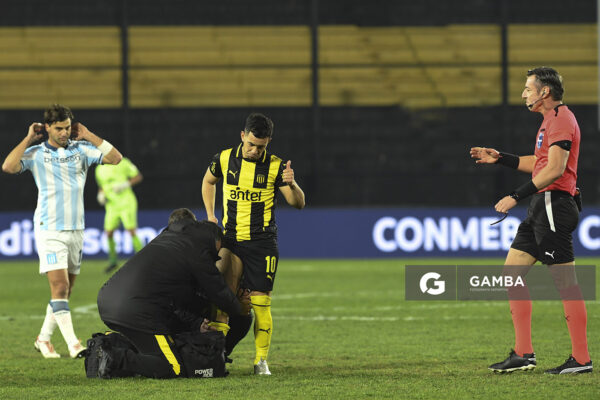 Leonardo Fernández, de Peñarol. Copa Conmebol Libertadores. Estadio Campeón del Siglo.
