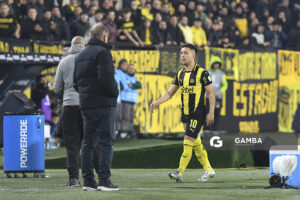 Leonardo Fernández, de Peñarol. Copa Conmebol Libertadores. Estadio Campeón del Siglo.
