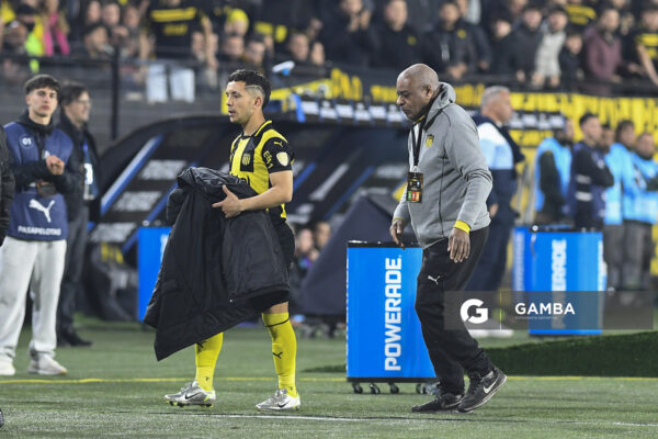 Leonardo Fernández, de Peñarol. Copa Conmebol Libertadores. Estadio Campeón del Siglo.