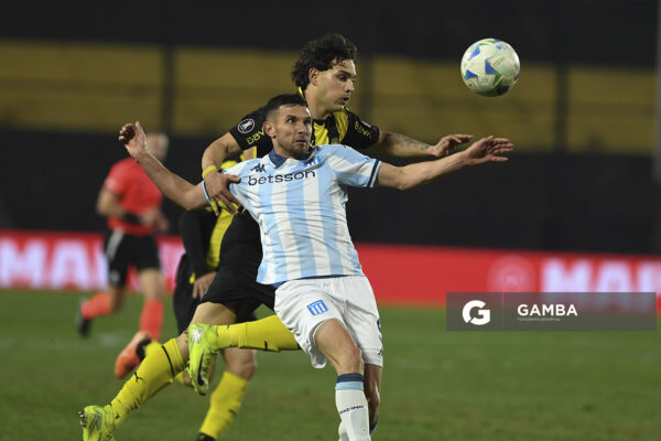 Adrián Martínez, de Racing. Copa Conmebol Libertadores. Estadio Campeón del Siglo.