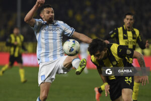 Adrián Martínez, de Racing. Nahuel Herrera, de Peñarol. Copa Conmebol Libertadores. Estadio Campeón del Siglo.
