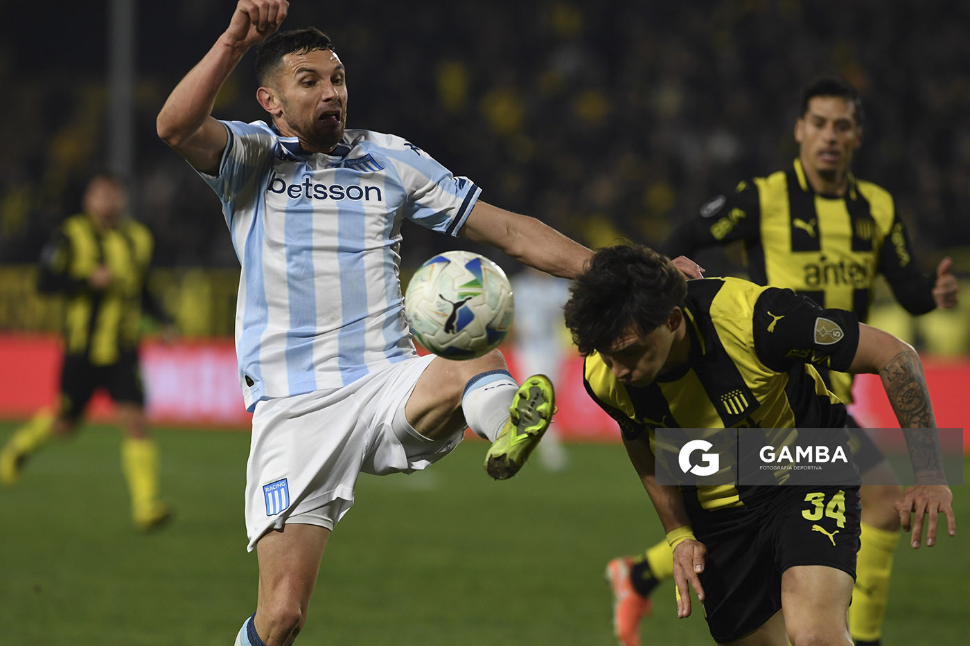 Adrián Martínez, de Racing. Nahuel Herrera, de Peñarol. Copa Conmebol Libertadores. Estadio Campeón del Siglo.