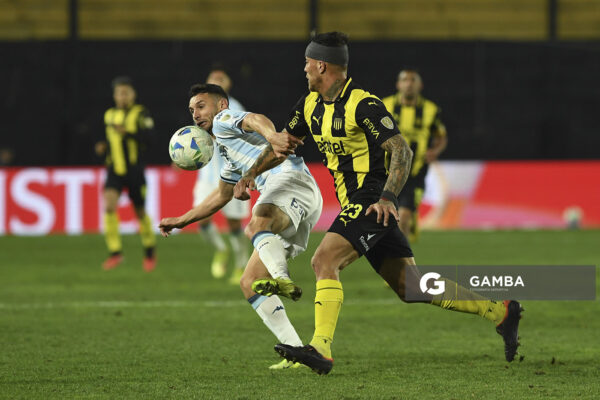 Adrián Martínez, de Racing. Copa Conmebol Libertadores. Estadio Campeón del Siglo.