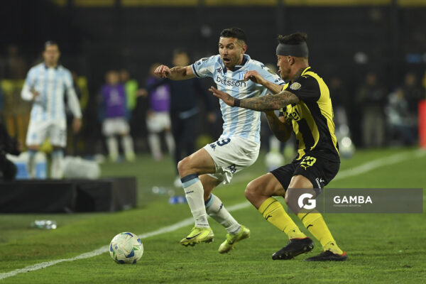 Adrián Martínez, de Racing. Copa Conmebol Libertadores. Estadio Campeón del Siglo.