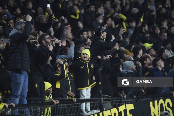 Hinchas de Peñarol. Copa Conmebol Libertadores. Estadio Campeón del Siglo.