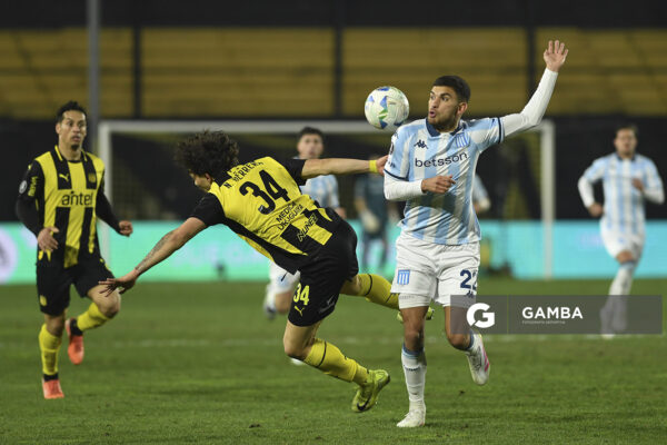 Elías Torres, de Racing. Copa Conmebol Libertadores. Estadio Campeón del SigloNahuel Herrera, de Peñarol,  y <r22.