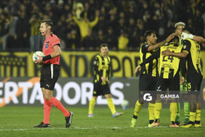 Raphael Claus, árbitro central. Copa Conmebol Libertadores. Estadio Campeón del Siglo.