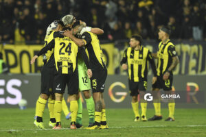 Jugadores de Peñarol al término del partido. Copa Conmebol Libertadores. Estadio Campeón del Siglo.