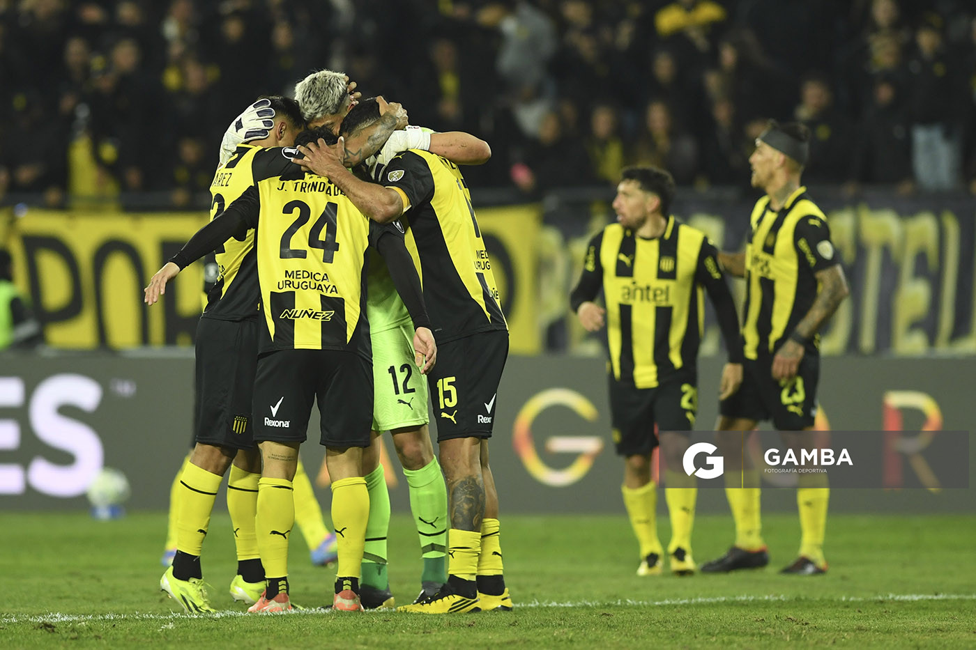 Jugadores de Peñarol al término del partido. Copa Conmebol Libertadores. Estadio Campeón del Siglo.
