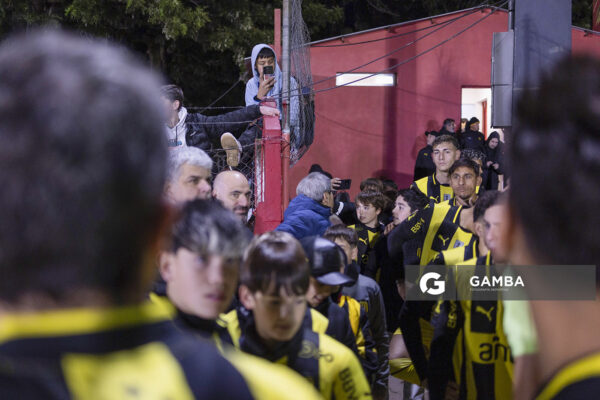 Jugadores de Peñarol previo al partido. Torneo Clausura. Estadio Campeones Olímpicos.