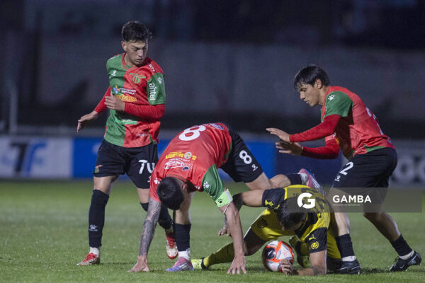 Mauricio Vera, de Boston River. Damián Suárez, de Peñarol. Torneo Clausura. Estadio Campeones Olímpicos.