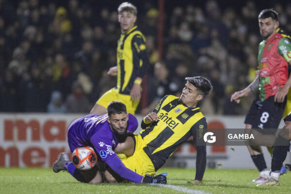 Bruno Antúnez, golero de Boston River. Matías Arezo, de Peñarol. Torneo Clausura. Estadio Campeones Olímpicos.