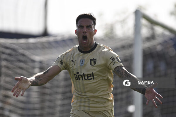 Javier Méndez, de Peñarol. Torneo Clausura. Estadio Belvedere.