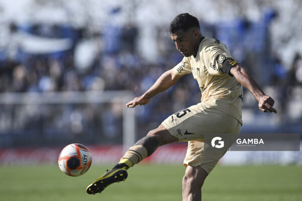 Maximiliano Olivera, de Peñarol. Torneo Clausura. Estadio Belvedere.