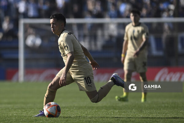 Leonardo Fernández, de Peñarol. Torneo Clausura. Estadio Belvedere.