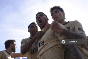 Javier Méndez, de Peñarol. Torneo Clausura. Estadio Belvedere.