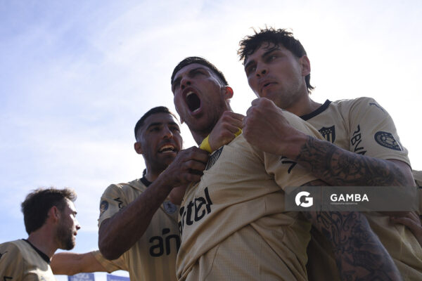 Javier Méndez, de Peñarol. Torneo Clausura. Estadio Belvedere.