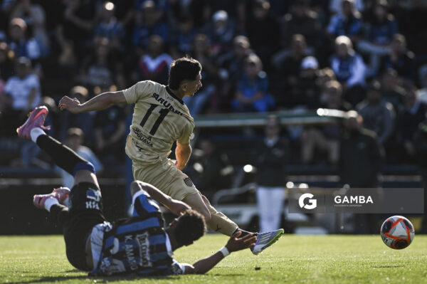 Maximiliano Silvera, de Peñarol. Torneo Clausura. Estadio Belvedere.