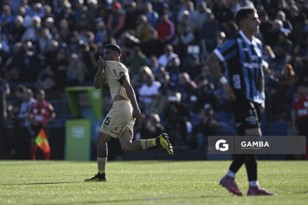 Maximiliano Olivera, de Peñarol. Torneo Clausura. Estadio Belvedere.
