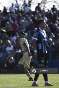Maximiliano Olivera, de Peñarol. Torneo Clausura. Estadio Belvedere.