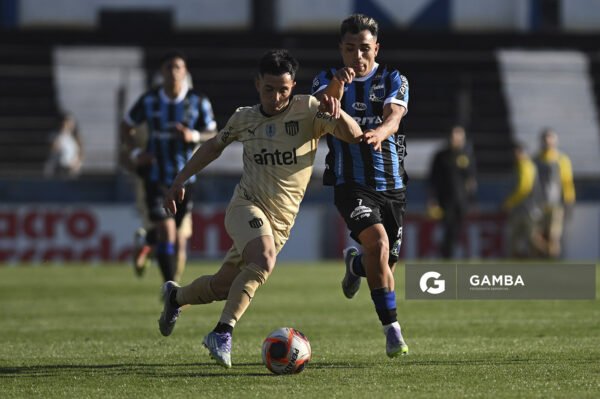 Leonardo Fernández, de Peñarol. Torneo Clausura. Estadio Belvedere.