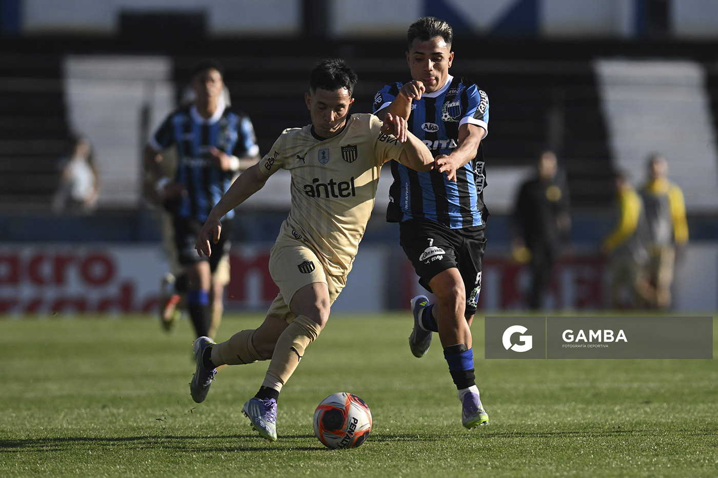 Leonardo Fernández, de Peñarol. Torneo Clausura. Estadio Belvedere.