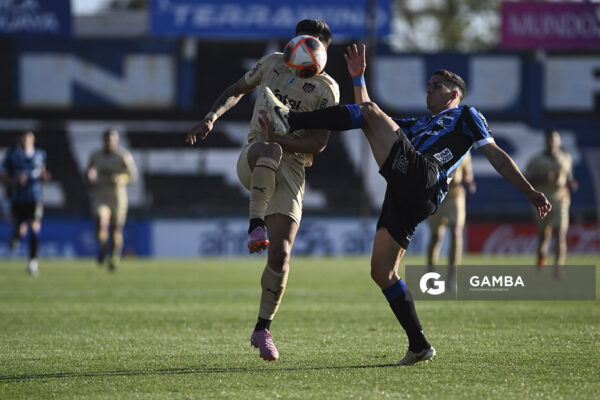 Enzo Castillo, de Liverpool. Torneo Clausura. Estadio Belvedere.