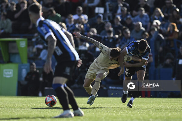 Leandro Umpiérrez, de Peñarol. Torneo Clausura. Estadio Belvedere.
