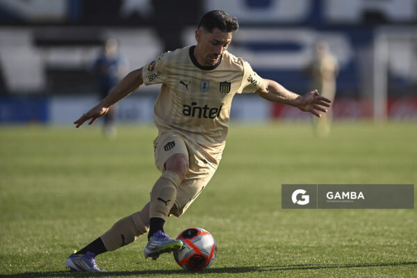 Maximiliano Silvera, de Peñarol. Torneo Clausura. Estadio Belvedere.