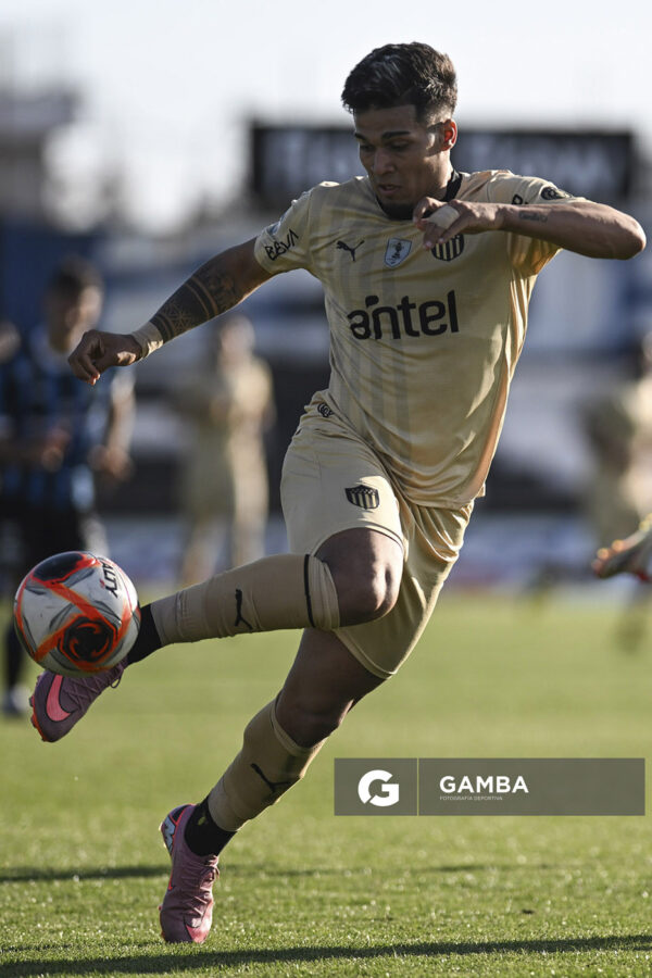 Matías Arezo, de Peñarol. Torneo Clausura. Estadio Belvedere.