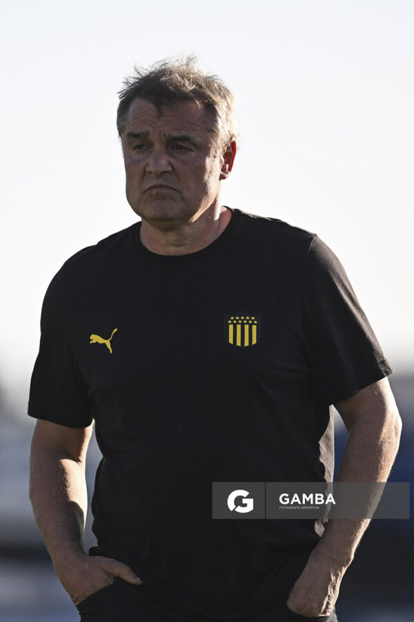 Diego Aguirre, director técnico de Peñarol. Torneo Clausura. Estadio Belvedere.