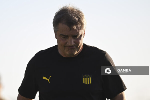 Diego Aguirre, director técnico de Peñarol. Torneo Clausura. Estadio Belvedere.