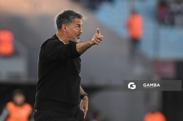 Sebastián Díaz, director técnico de Plaza Colonia. Torneo Clausura. Estadio Centenario.